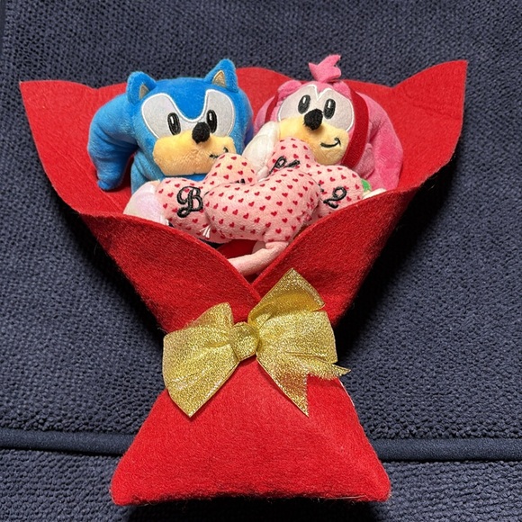 SEGA SONIC HEDGEHOG and Amy Rose valentines Red Felt Bouquet with Plush Toys - Picture 5 of 5